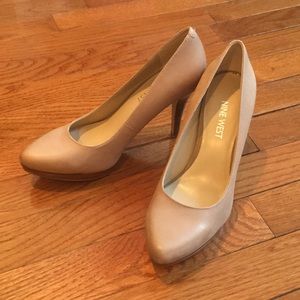 NWOB Nine West Plateauo Pumps, Nude, Leather, 5